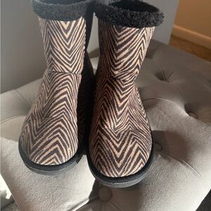 Vera Bradley Cozy Booties Zebra Brown Black Faux Fur Slippers
